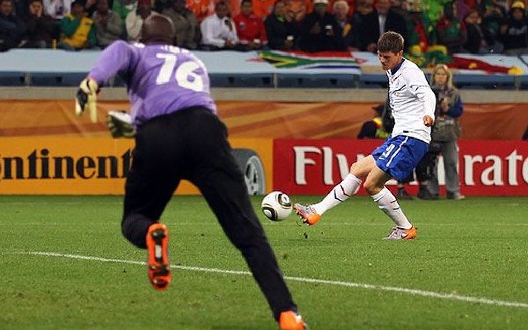 Клаас-Ян Хунтелаар на 83-й хвилині забив другий гол у ворота Камеруну / © AFP