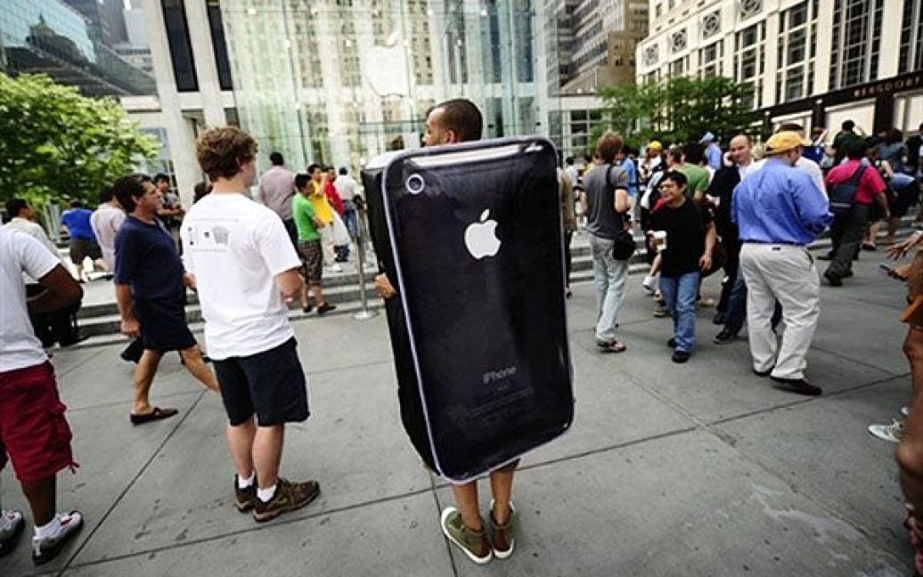 Вихід в продаж смартфонів четвертого покоління зібрав черги біля фірмових магазиниів ще за добу. / © AFP