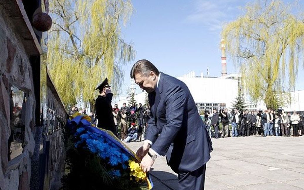 Віктор Янукович поклав квіти до пам’ятника загиблим ліквідаторам аварії на ЧАЕС. / © President.gov.ua