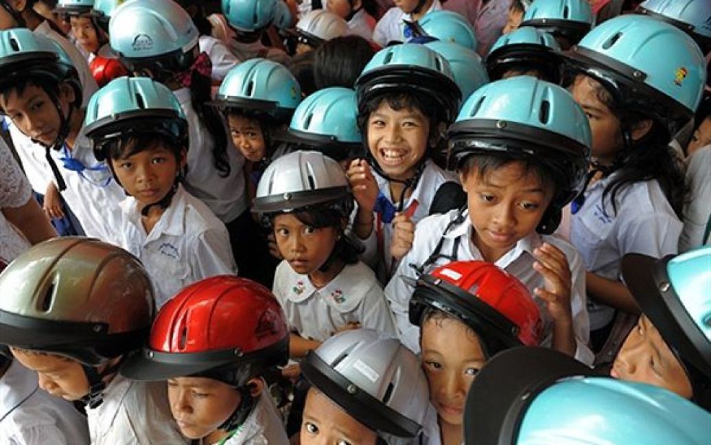 Пномпень. Школярі одягнули захисні шоломи під час уроку з цивільної безпеки. Камбоджа обіймає перше місце серед країн Південної Азії за кількістю ДТП. Щодня у ДТП тут гинуть 4 людини. / © AFP