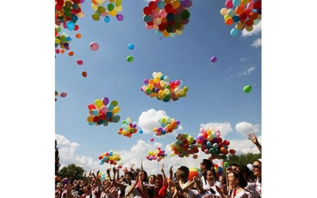 Повітряні кульку випустили у небо / © LifeShowbiz