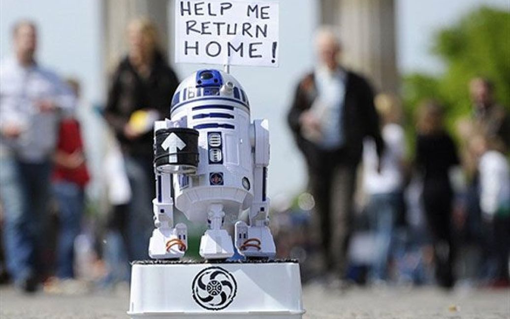 Німеччина, Берлін. Робот R2D2 із фільму "Зоряні війни" збирає гроші на дорогу додому перед Бранденбурзькими воротами в Берліні. / © AFP