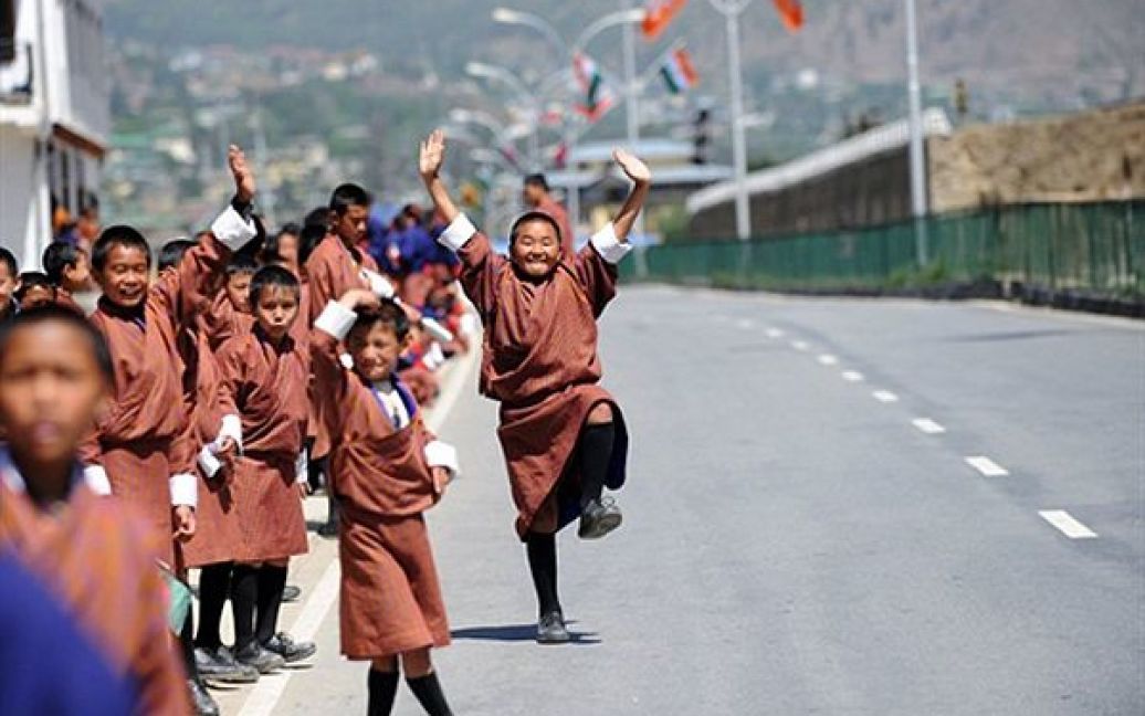 Діти танцюють та співають під час зустрічі прем’єр-міністра Індії Манмонаха Сінгха, який прибув до Бутану для участь у Форумі країн Південної Азії. / © AFP