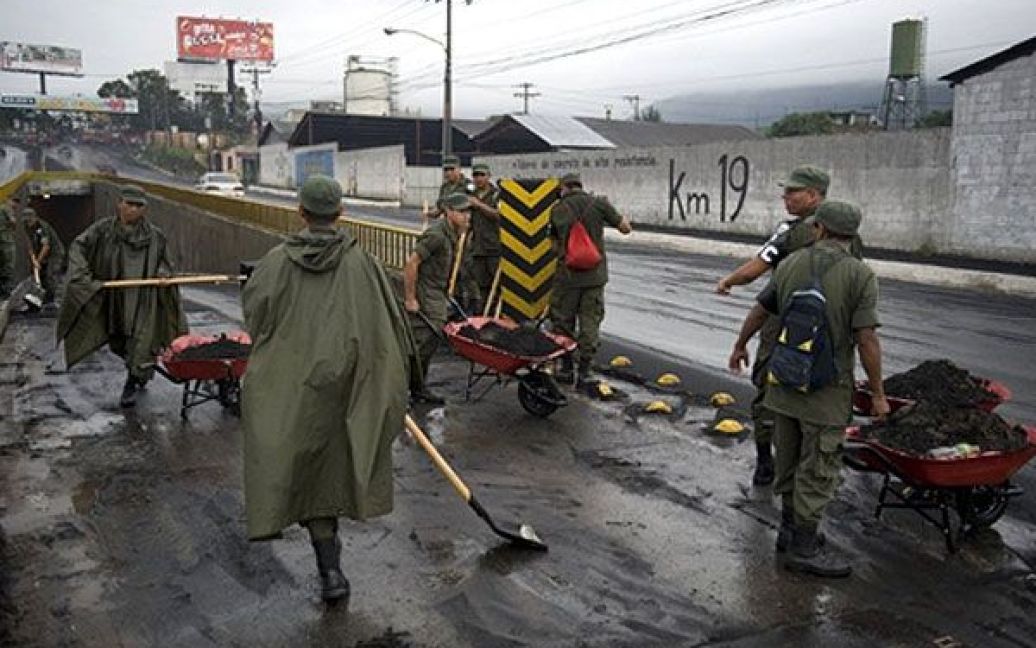 У деяких районах Гватемали випало до восьми сантиметрів попелу. / © AFP