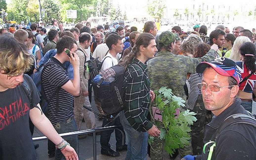 Активісти зібрали свої речі і відправилися пікетувати під харківську облраду. Вони закликали всіх, хто може, одягати зелені стрічки і приєднуватися до протесту проти вирубки парку. / © dozor.kharkov.ua