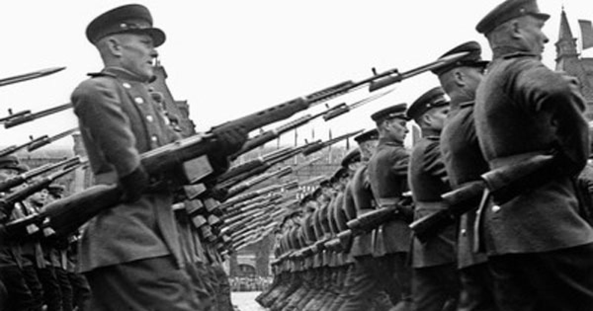 У 1945 році, 24 червня, на Красній площі у Москві пройшов перший парад, присячений перемозі у Великій Вітчизняній війні.