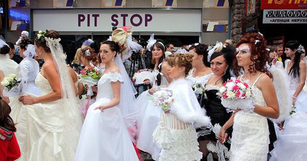 На Закарпатті провели 3-й Закарпатський парад наречених, у якому взяли участь понад 150 дівчат. / © УНІАН