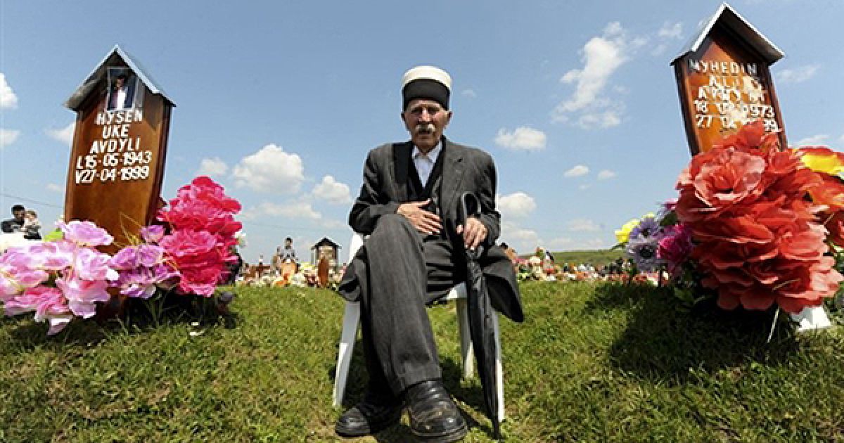 Сербські албанці вшановують пам'ять своїх родичів та близьких у Національний день пам’яті людей, що зникли без вісти під час етнічних чисток 1998-99 року на кладовищі у Мейе. Загалом під час конфлікту 1998-99 років зникли без вісти більше 2 тисяч людей. / © AFP