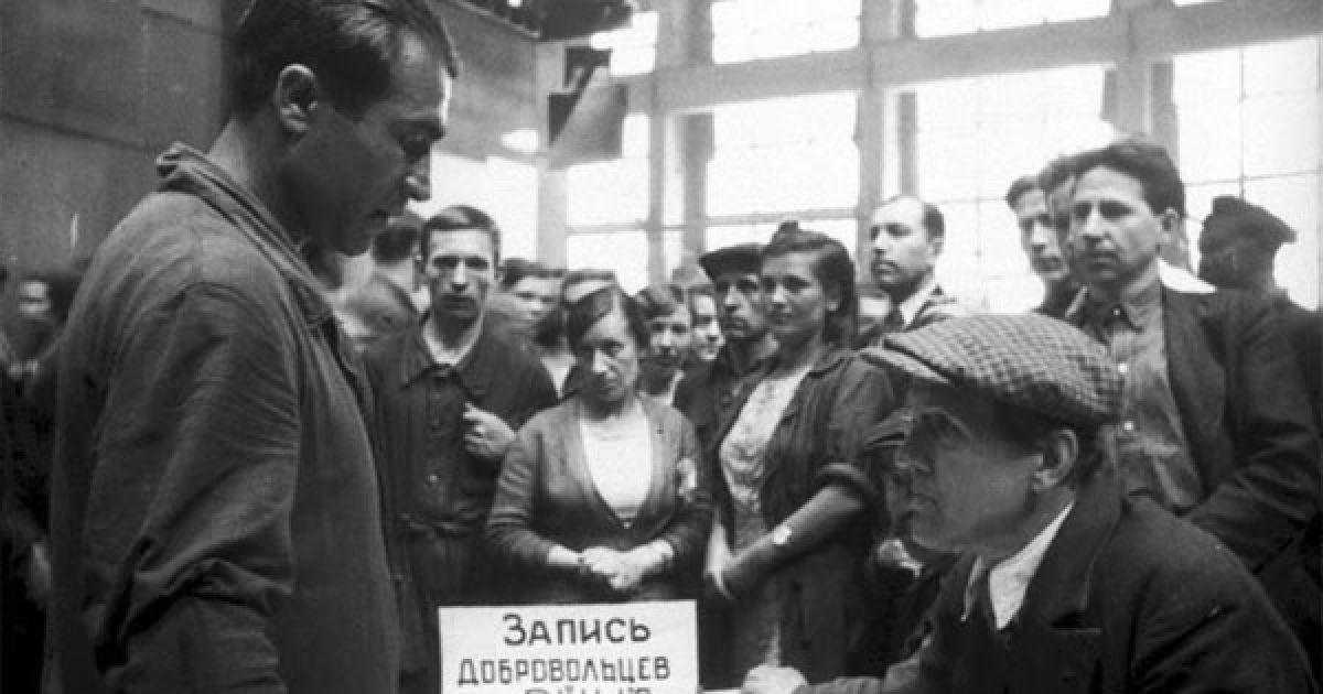 Запис добровольців у Червону Армію на заводі ім. Сталіна у Ленінграді, 1941 рік. Автор фото: Мазелєв Р.