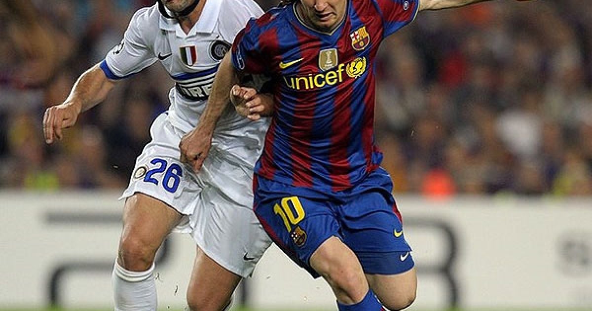 Захисник "Інтера" Крістіан Чіву бореться за м’яч із форвардом "Барси" Лео Мессі. / © AFP