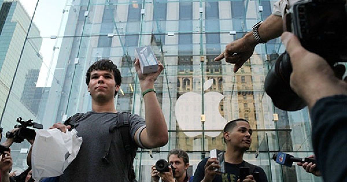 iPhone 4S надійшов у продаж