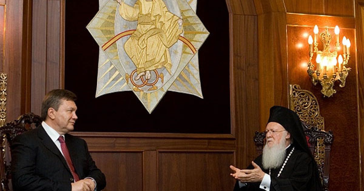 У Стамбулі також відбулася зустріч президента України Віктора Януковича із Вселенським Патріархом Варфоломієм, який привітав Януковича з обранням на посаду президента України та побажав йому "дуже плідного" перебування на цій посаді на користь Українського народу. Віктор Янукович розповів Вселенському Патріархові про своє паломництво на священну гору Афон, де молився за Україну. / © President.gov.ua