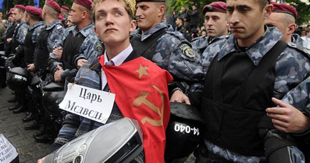 У Львові "Свобода" показала виставу "про царя Медведа та Вітьку Ялинковича" / © AFP