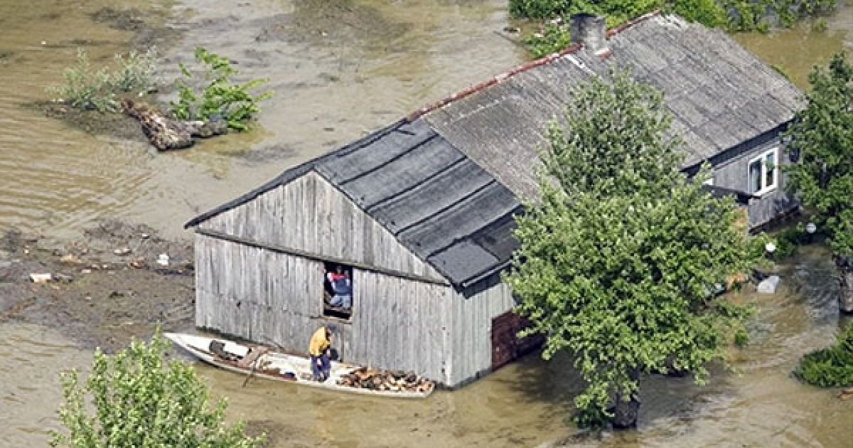 Польська поліція і рятувальні служби проводять масову евакуацію населення в затоплених районах. Для вивозу людей із зони лиха влада використовує гелікоптери та човни. / © AFP