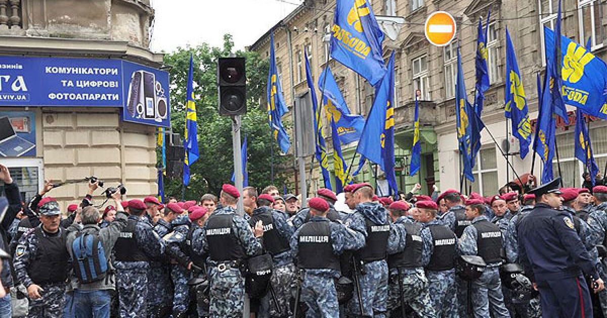 На місце протестувальників перед дорогою запустили регіоналів із державними прапорами та гаслами "Янукович - наш президент!". / © ZAXID.NET