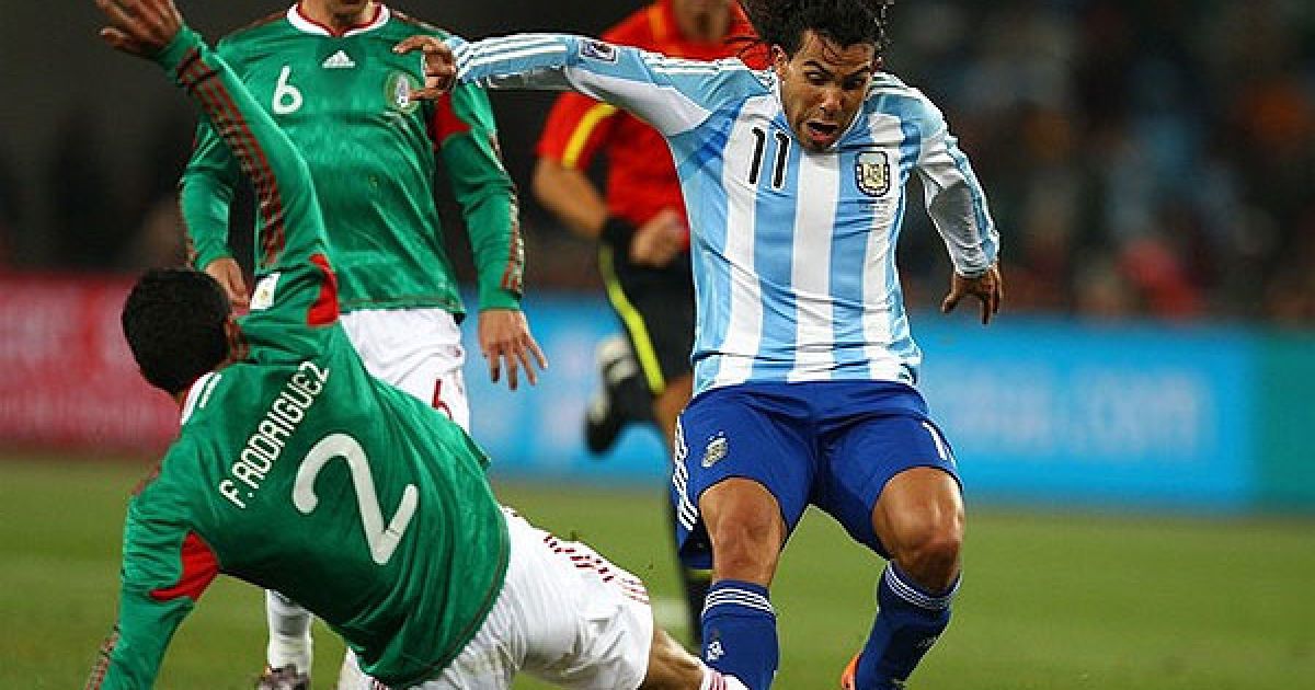 Родрігес намагається зупинити Тевеса / © AFP