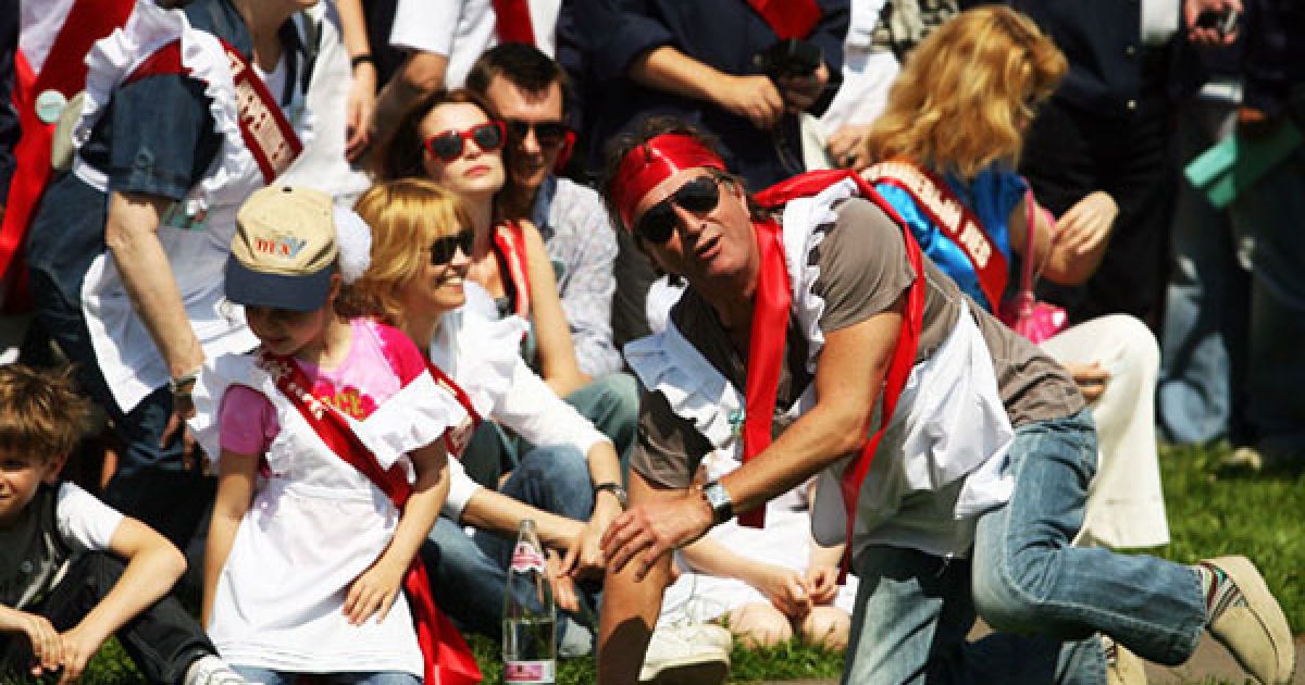 Зірки переодяглись у шкільну форму / © LifeShowbiz