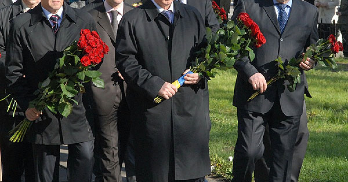 У церемонії покладання квітів також взяли участь члени Уряду та представники київської влади. / © kmu.gov.ua