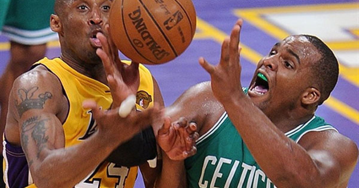 США, Лос-Анджелес. Захисник "Лос-Анджелес Лейкерс" Кобі Брайант і гравець "Бостон Селтікс" Глен Девіс борються за м'яч під час однієї з ігор у фіналі НБА між "Лос-Анджелес Лейкерс" і "Бостон Селтікс".