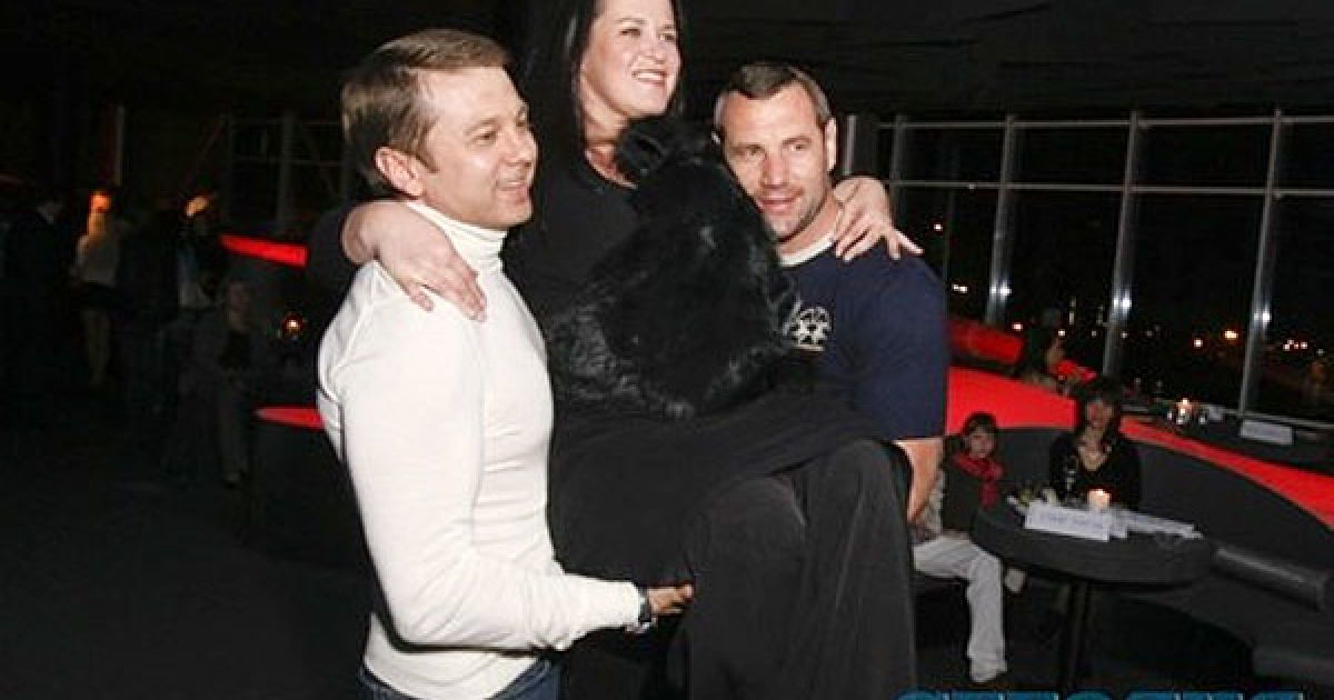 Тимофій Нагорний і Володимир Вірчис носили Руслану Писанку на руках. / © Сегодня