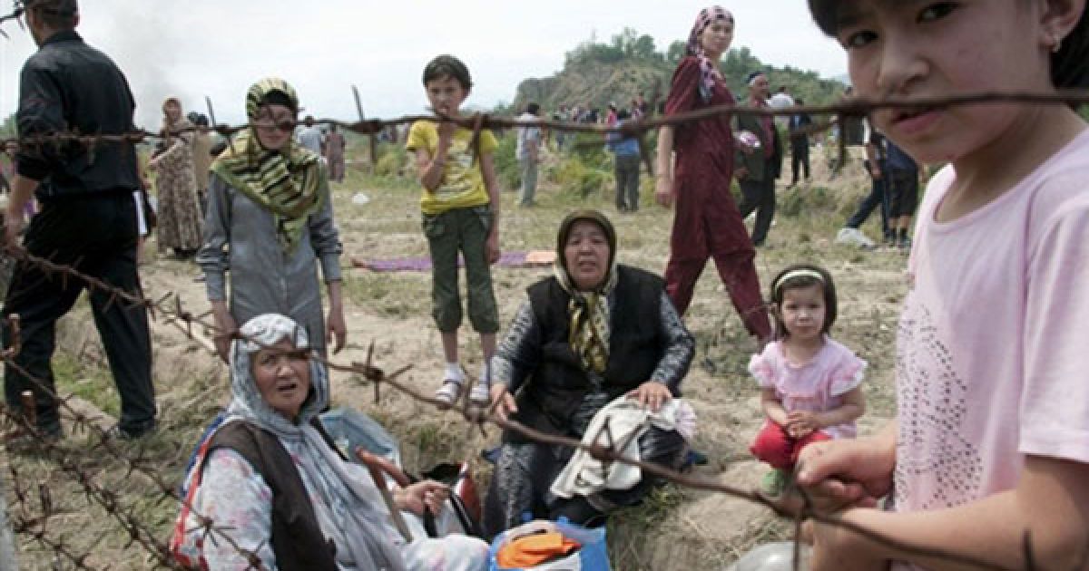 Узбекистан відкрив кордон для біженців з півдня Киргизії, де вже кілька днів тривають міжетнічні зіткнення, які забрали життя майже сотні людей. / © AFP