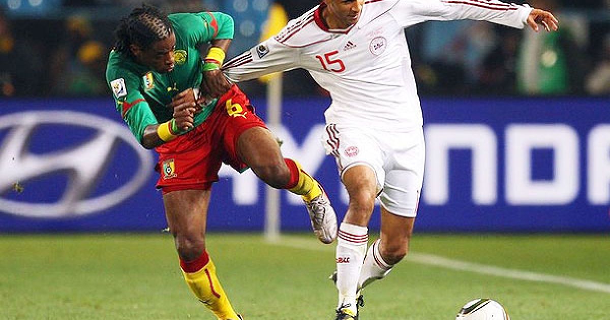 Сонг намагається відібрати м&rsquo;яч і стягнути футболку з Поульсена / © AFP