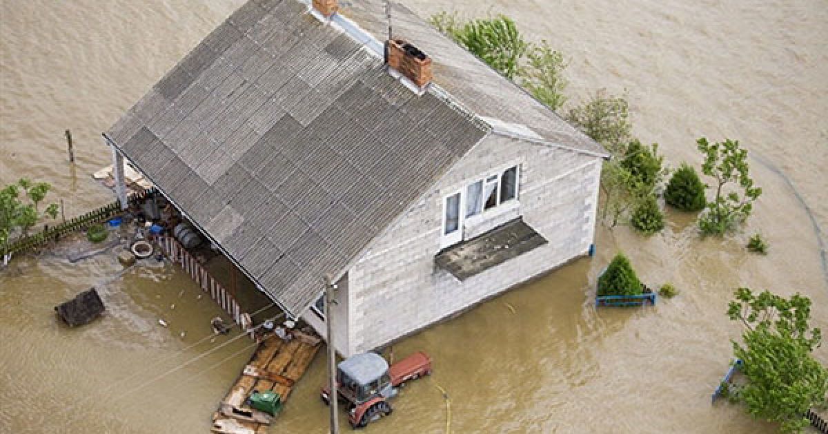 За зведенням фахівців, рівень води в моравсько-сілезьких річках продовжує поступово знижуватися. Однак на зміну водної стихії прийшла інша біда. У низці місць виникла загроза зсувів. / © AFP