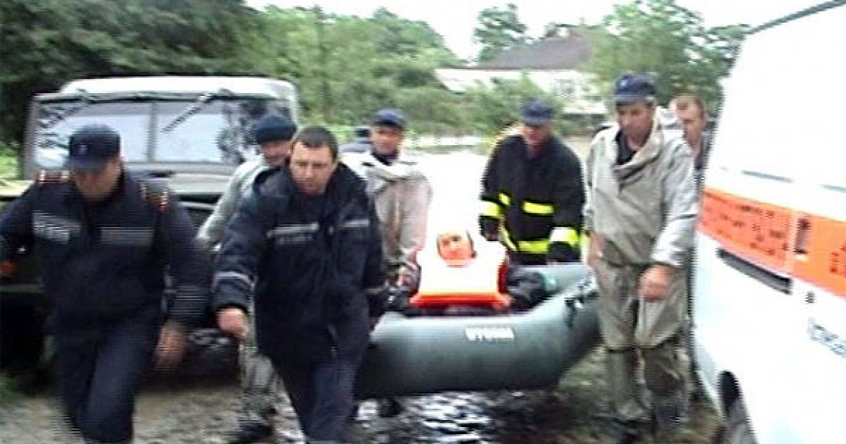 З районів підтоплення тимчасово відселено 238 осіб, у тому числі 135 дітей, врятовано 10 людей. / © МНС
