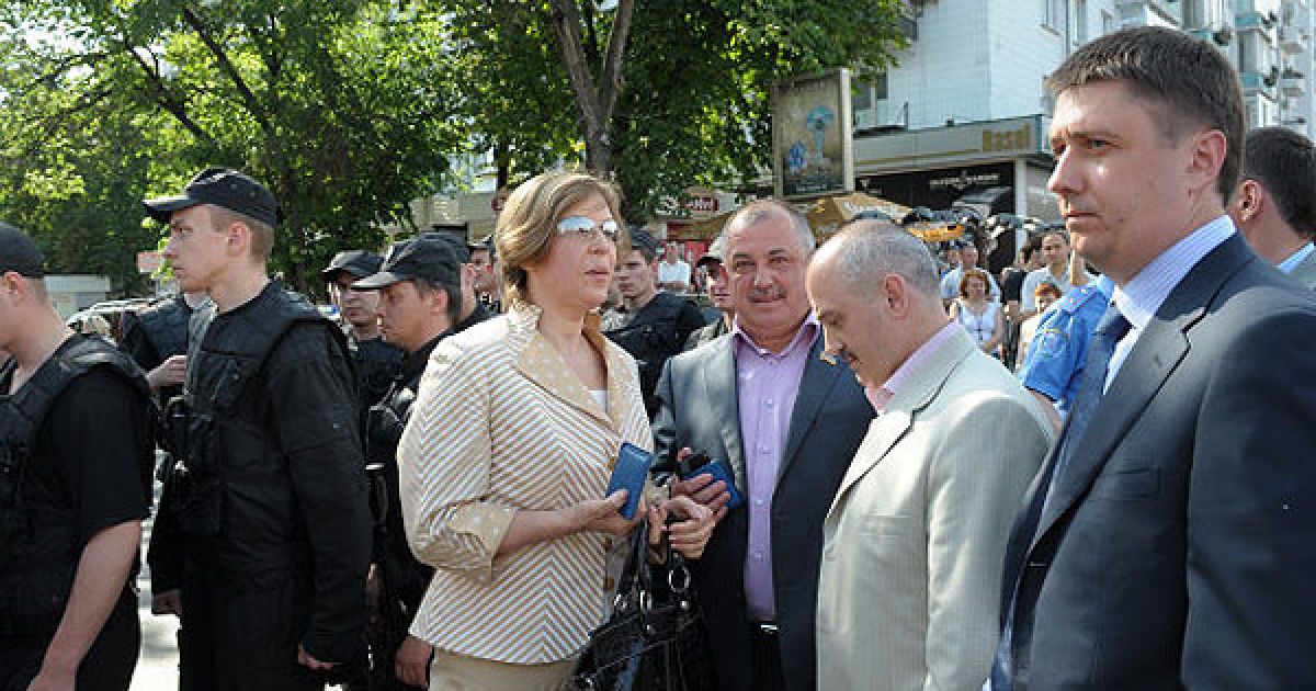 Працівники міліції затримали активістів партії "За Україну!", які мали намір провести акцію "Лапша і мильні бульбашки від Віктора Януковича" біля Національного палацу "Україна". / © zaukrainu.org