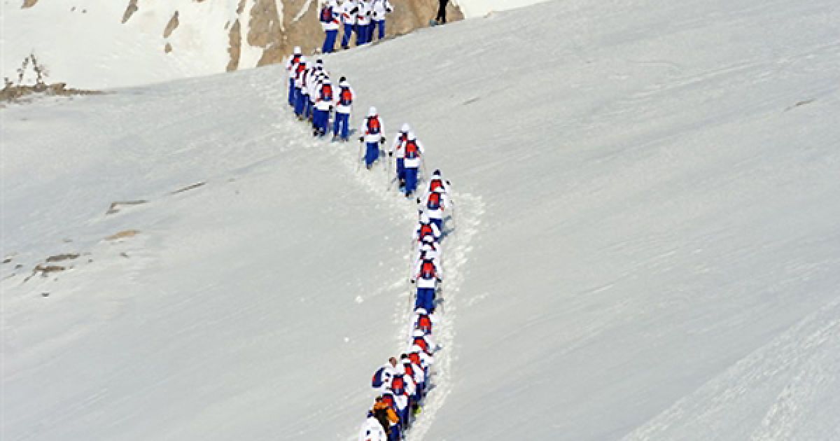 Французька збірна переходить через Альпи. Також до комплексу тренувань збірної Франції були включені щоденні велосипедні заїзди. / © AFP