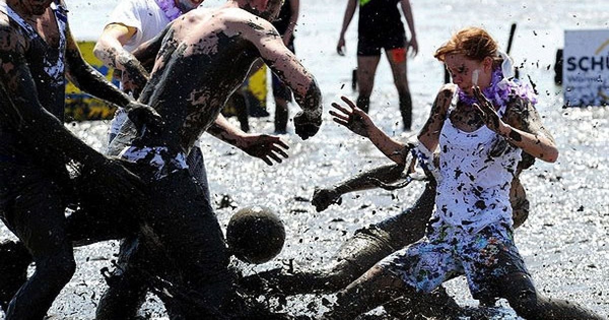 У Німеччині на узбережжі Північного моря провели традиційні європейські Олімпійські ігри у багнюці 2010, або "Wattoluempiade"