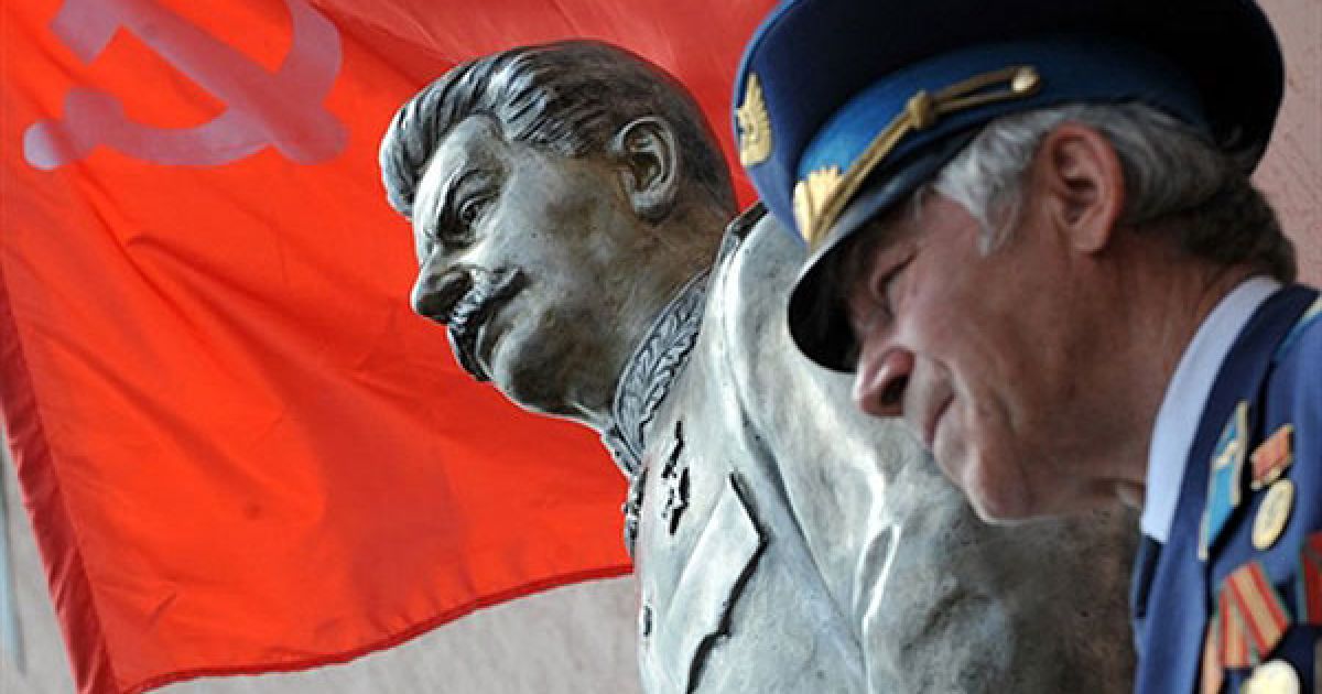 У Запоріжжі прихильники комуністичної партії України провели урочисте відкриття пам'ятника Йосипу Сталіну, приурочене до Дня Перемоги 9 травня. / © AFP