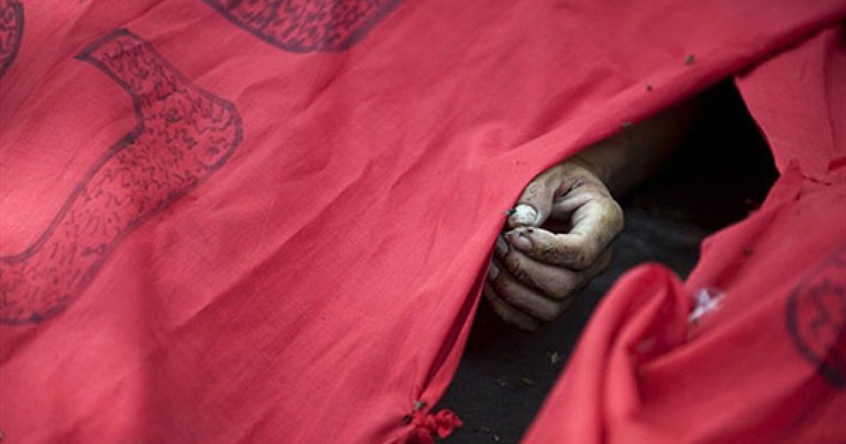 Таїланд, Бангкок. Спецназ і військова техніка взяли штурмом табір опозиційного руху "червоних сорочок" в центрі Бангкока. Лідери опозиції, які підтримують колишнього прем&#039;єр-міністра Таїланду Таксіна Чінавата, здалися владі. В результаті численних зіткнень між опозиціонерами та урядовими військами у столиці Таїланду загинули більше 30 людей, 230 отримали поранення. / © AFP