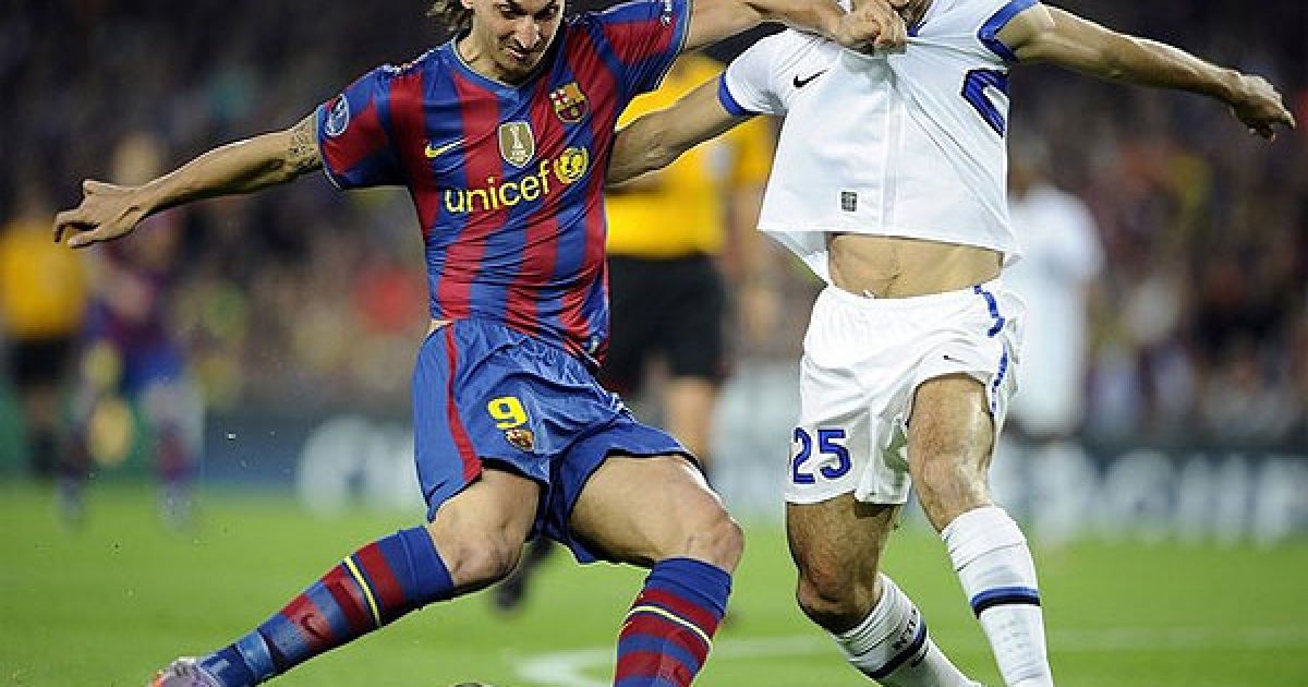 Златан Ібрагімович ("Барселона") затримує Вальтера Самуеля ("Інтер") під час боротьби за м’яч. / © AFP