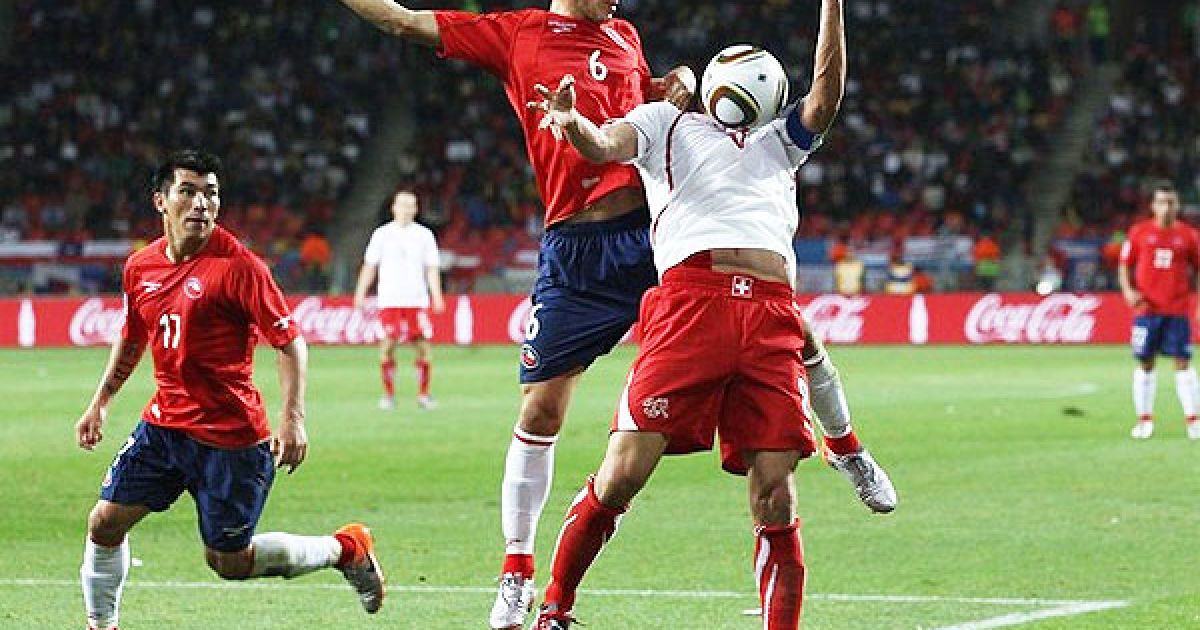 Карлос Кармона дивується людині-м&rsquo;ячу / © Getty Images/Fotobank