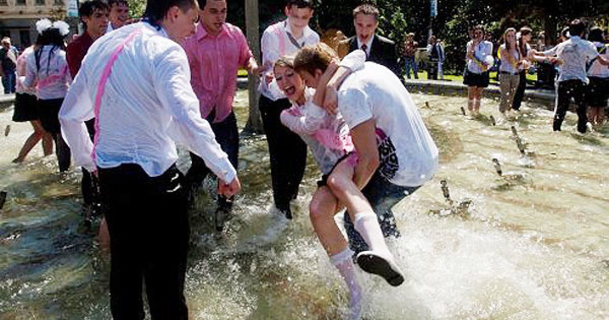 28 травня у школах України проходять традиційні святкові лінійки, присвячені закінченню навчального року. Фото: УНІАН / © УНІАН