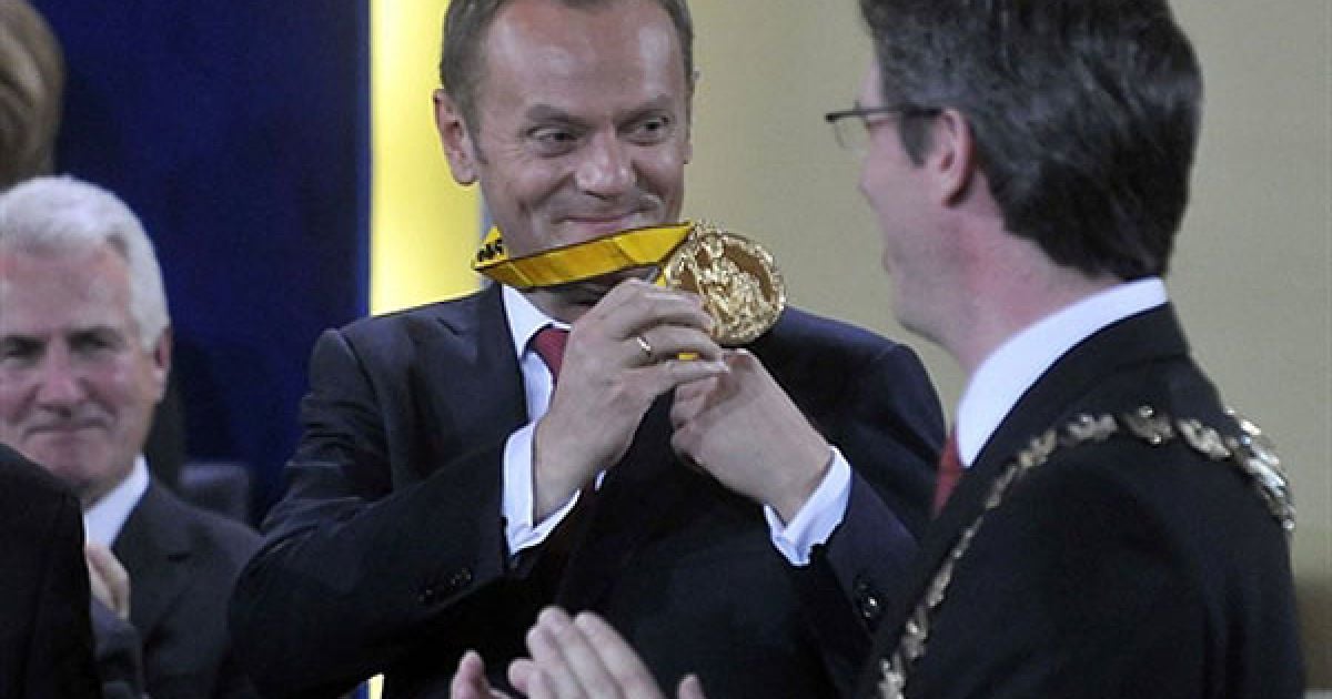 Німеччина, Аахен. Прем'єр-міністр Польщі Дональд Туск показує меру Аахена Марселю Філіпу орден, який йому вручили під час нагородження премією Karlspreis Charlemagne. Дональд Туск отримав премію за свою відданість у питанні підписання Лісабонської угоди, а також у співпраці Польщі з її європейськими партнерами. / © AFP