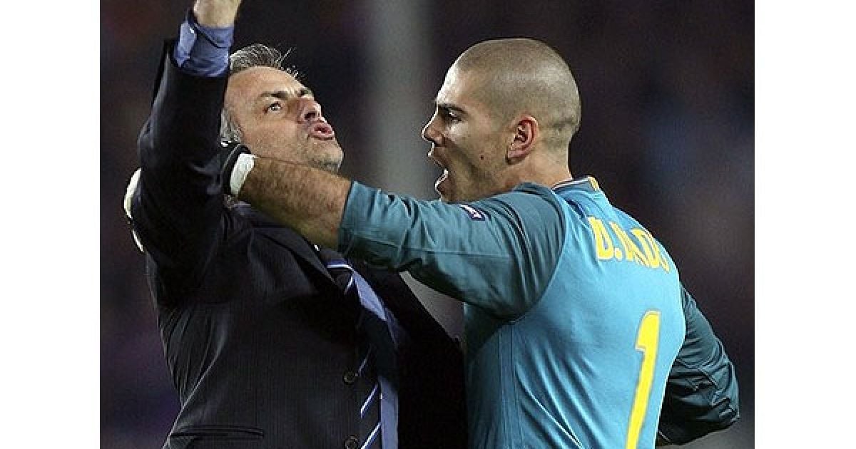 Тренер "Інтера" Жозе Моурінью та голкіпер "Барселони" Віктор Вальдес. / © daylife.com