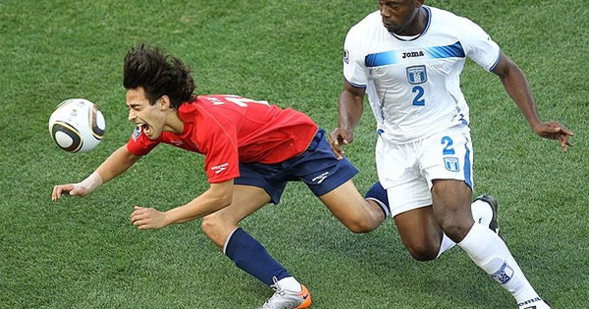 Чавес збиває Санчеса / © AFP