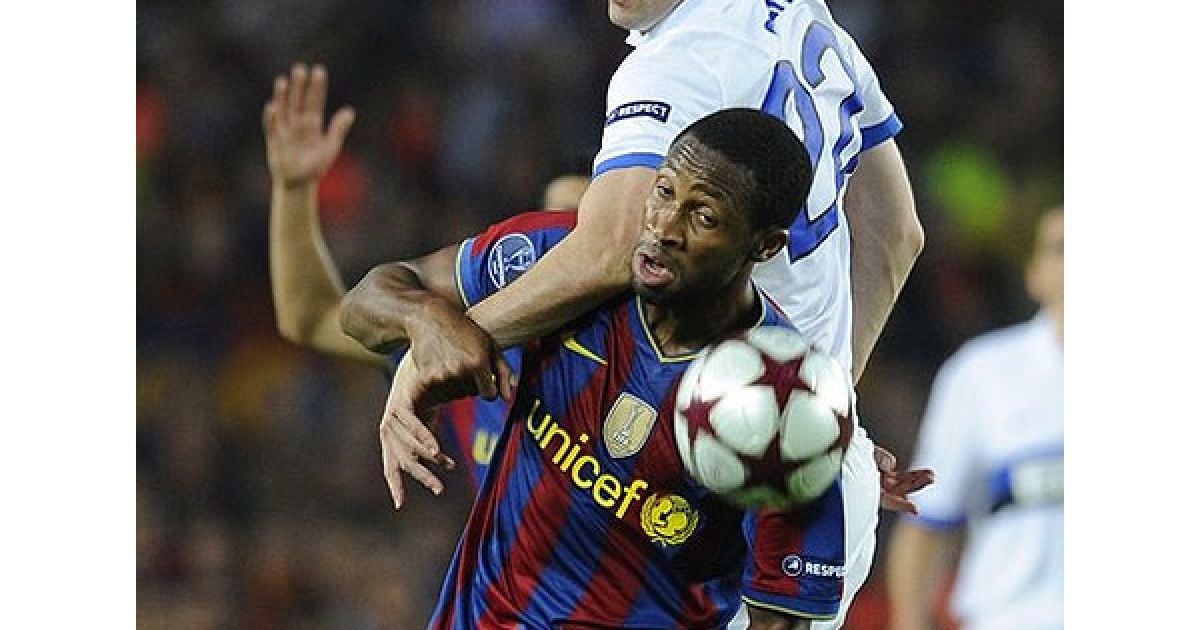 Форвард "Інтера" Альберто Міліто Дієго перелітає через півзахисника "Барселони" Сейду Кейта. / © AFP