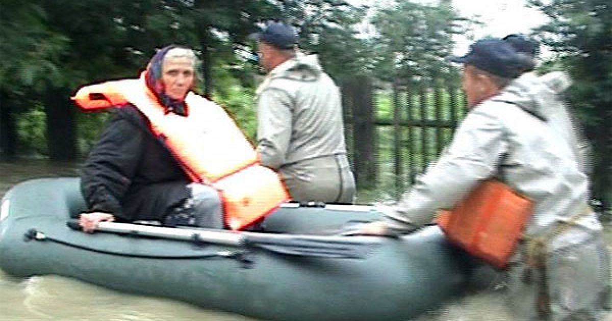 В цілому внаслідок надзвичайної ситуації порушено нормальні умови життєдіяльності більше 15 тис. чоловік, а завдані стихією збитки перевищують 15 млн грн. / © МНС