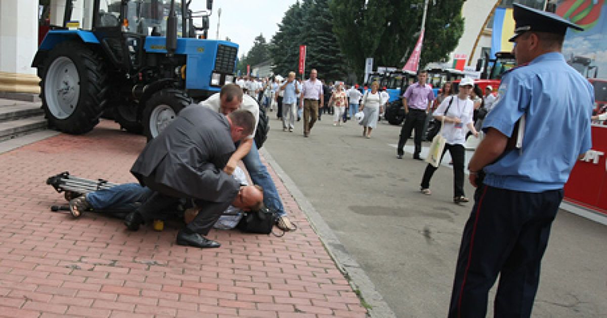 Співробітники Управління державної охорони повалили журналіста на підлогу, коли він намагався пройти за Януковичем, який оглядав експозицію виставки "Агро-2010" після проведеного ним короткого брифінгу. / © IMK