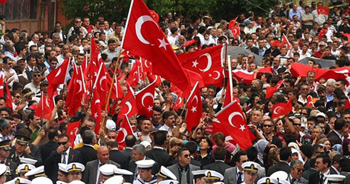 Туреччина, Елмадаг. Солдати, члени родини і друзі відвідують поховальну церемонію 17-річного Буса Срайяга у його рідному місті Елмадаг поблизу Анкари. 17-річний юнак був убитий разом із чотирма солдатами в результаті вибуху автобусу у Стамбулі, який, ймовірно, здійснили курдські повстанці. Турецька поліція вже затримала 27 осіб за підозрою у скоєнні смертоносного вибуху, а прем'єр-міністр країни засудив недостатню підтримку з боку Європи у боротьбі проти курдських сепаратистів. / © AFP