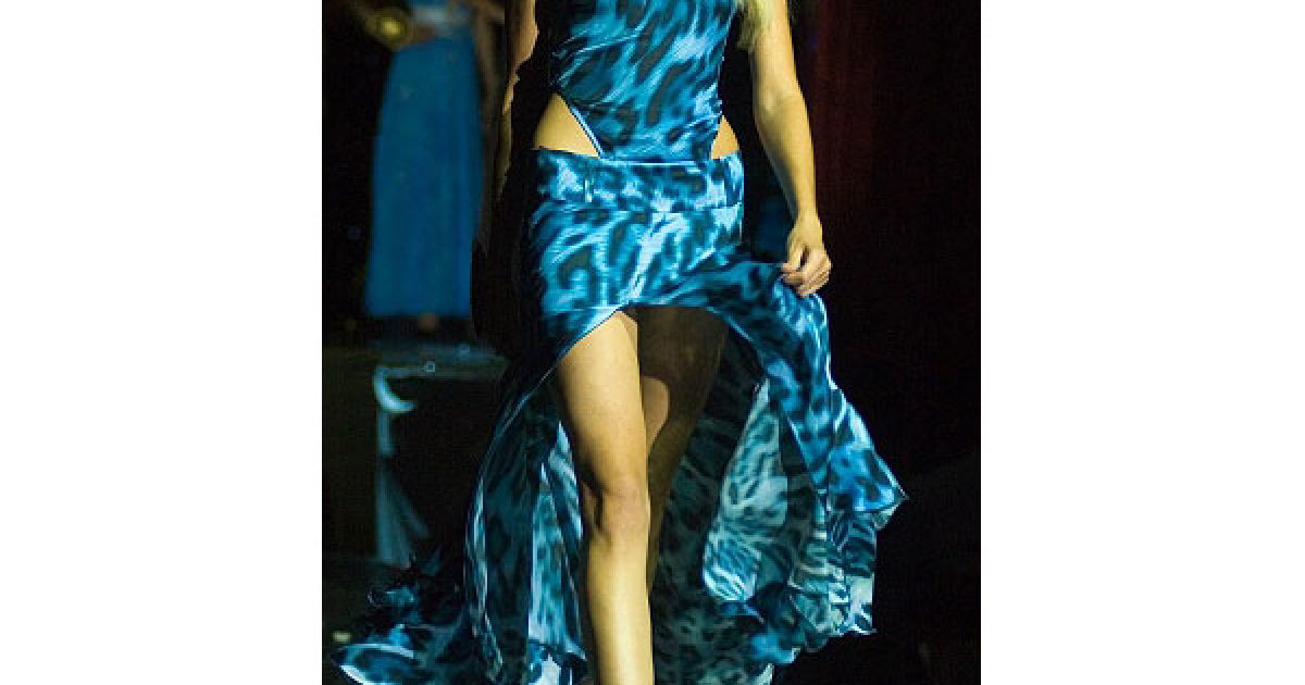 Учасниця конкурсу краси "Міс Дніпропетровськ-2010" під час показу колекцій одягу від українських будинків моди. / © Украинское Фото