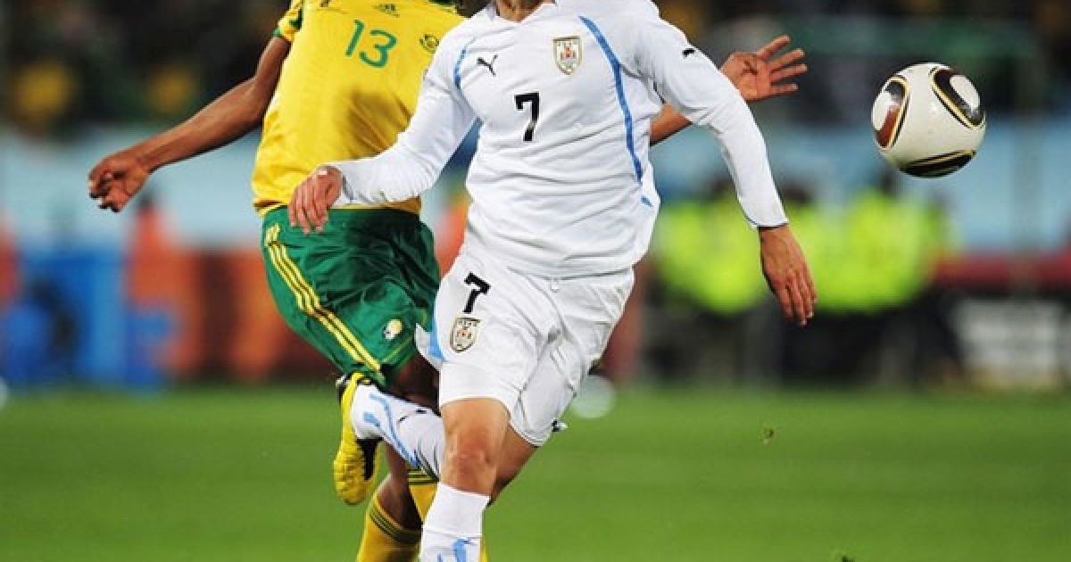 Дікгакуа намагається наздогнати Кавані / © Getty Images/Fotobank