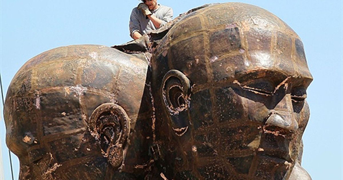Спорудження скульптури "Три голови, шість рук" роботи китайського митця Чжаня Хуаня у Сан-Франциско. Величезна мідна скульптура, 26 метрів заввишки, буде прикрашати Центр культури і мистецтв Сан-Франциско протягом наступного року. / © AFP