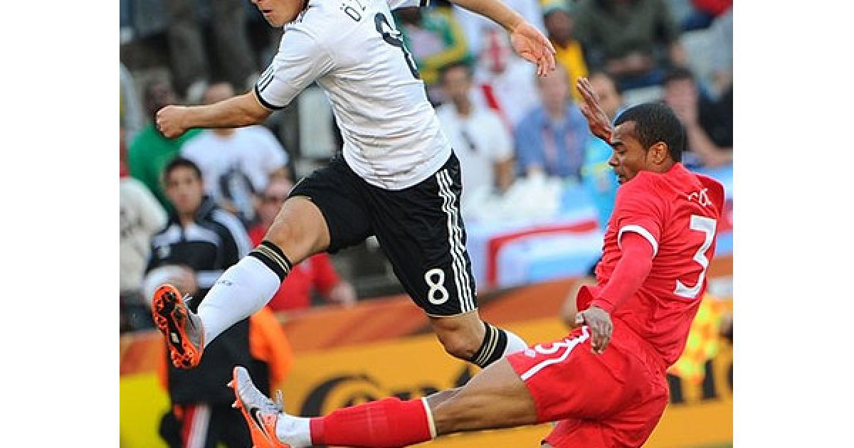 Озіл з м&rsquo;ячем перелітає через Ешлі Коула / © Getty Images/Fotobank