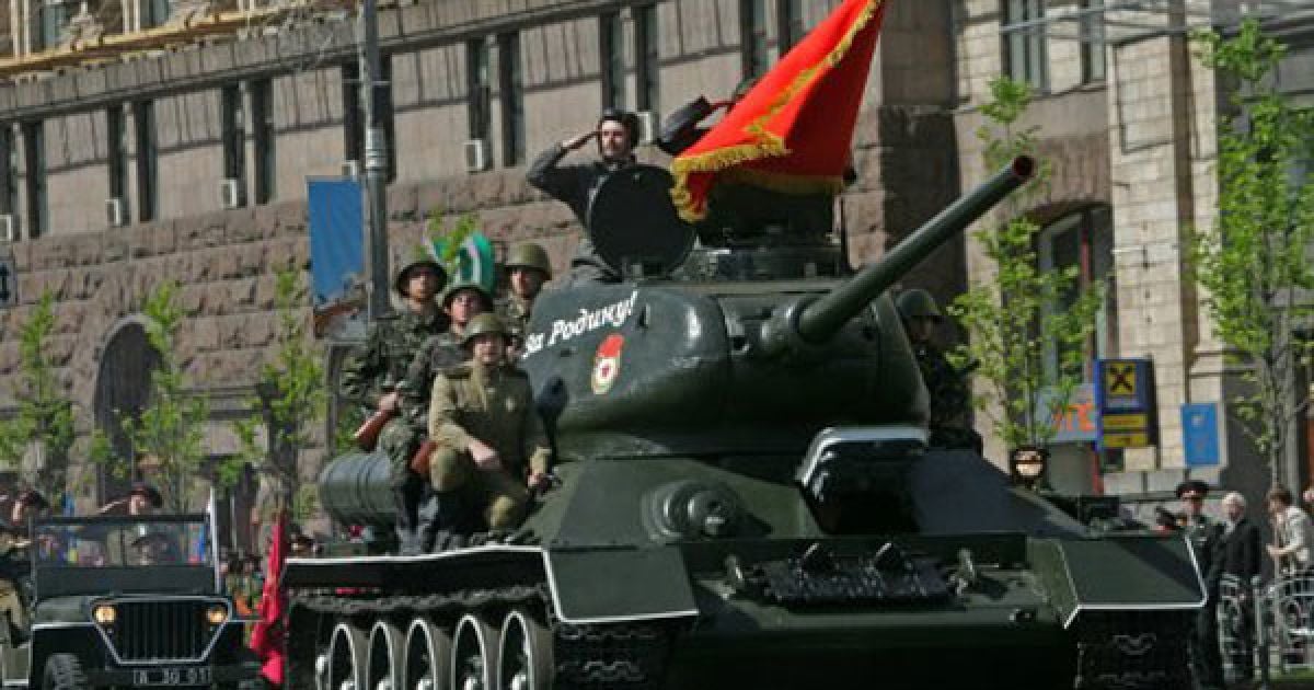 9 травня Хрещатиком також пройдуть танки Т-34, джипи "Вілліс", вантажівки з пушками-"сорокап’ятками", легендарні "катюші".
