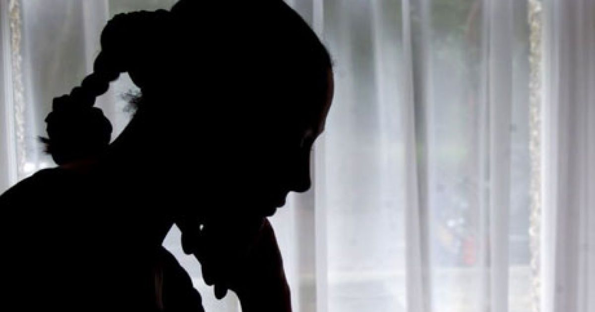 Вітчим спав з 15-річною падчеркою, щоб вона "не зганьбилася перед майбутнім чоловіком"