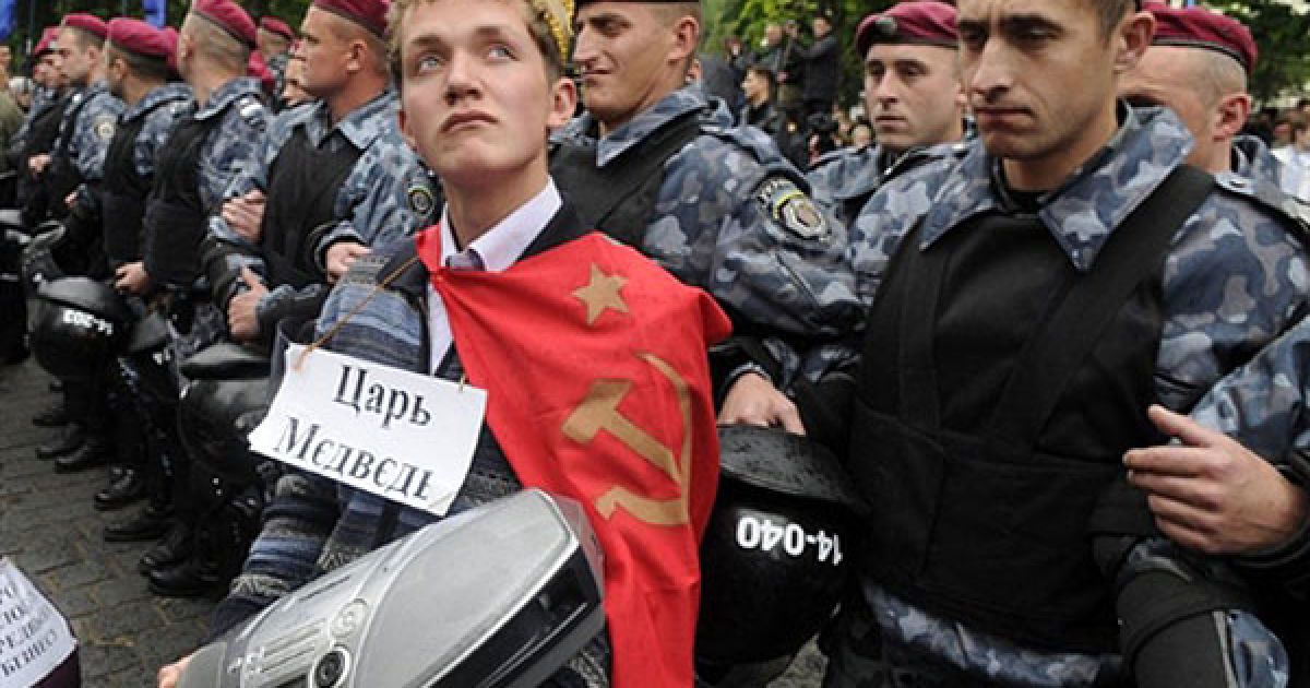 Україна, Львів. Прихильники ВО "Свобода" провели у Львові акцію протесту біля університету "Львівська політехніка", де проходило засідання Ради регіонів під головуванням президента Віктора Януковича. ВО "Свобода" підготувала виставу, головними дійовими особами якої стали: Цар Медвед, Холопи &ndash; Вітька Ялинкович, Колян Хазаров, Діма Собачник та Анька Розводчиця та Невільна преса. Пізніше стало відомо, що "Беркут" розігнав акцію протесту, ВО "Свобода" заявило про побиття своїх активістів. / © AFP